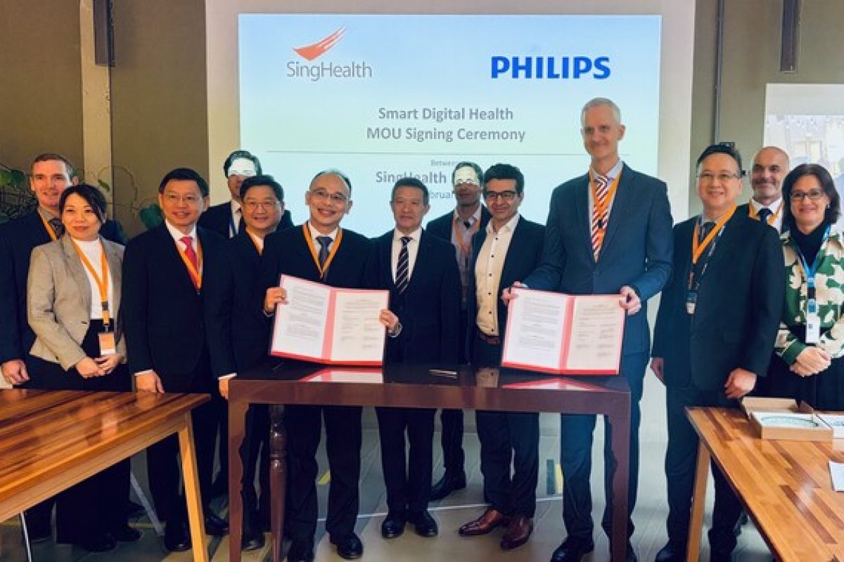 Mr Lawrence Loke, Group Chief Information Officer, SingHealth (left) and Jasper Westerink, Acting Managing Director, Philips APAC (right) sign on strategic partnership between the two organizations to advance healthcare delivery in Singapore.